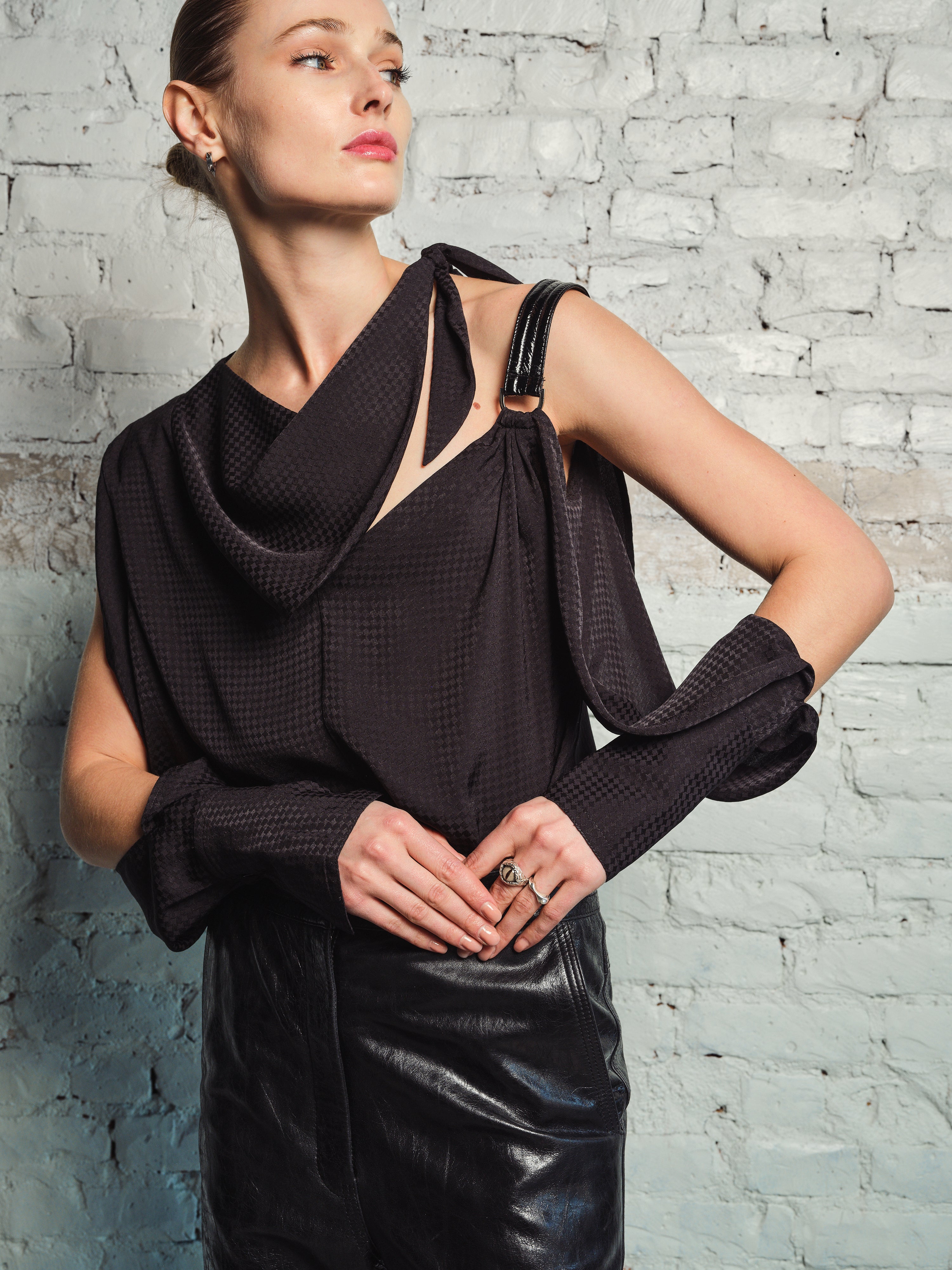 ASYMMETRIC BANDANA TOP